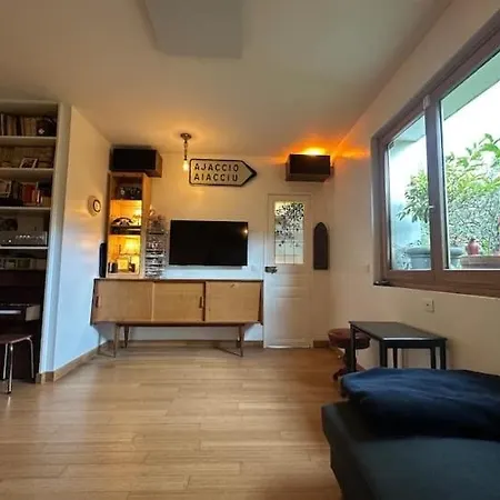 Apartment Spacious Flat & Garden | 18th Paris