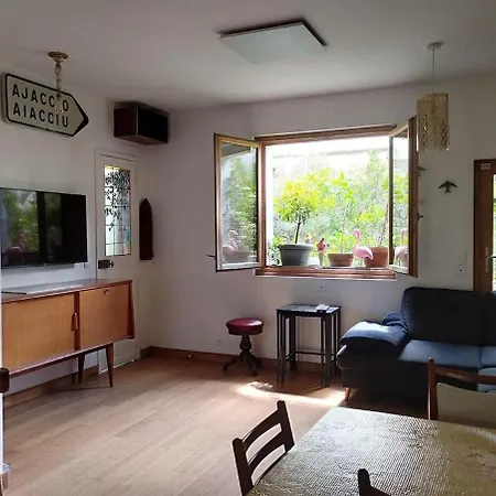 Spacious Flat & Garden | 18th Apartment *